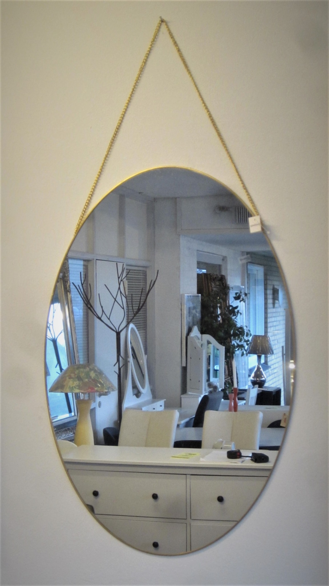 Oval spejl med guldkant